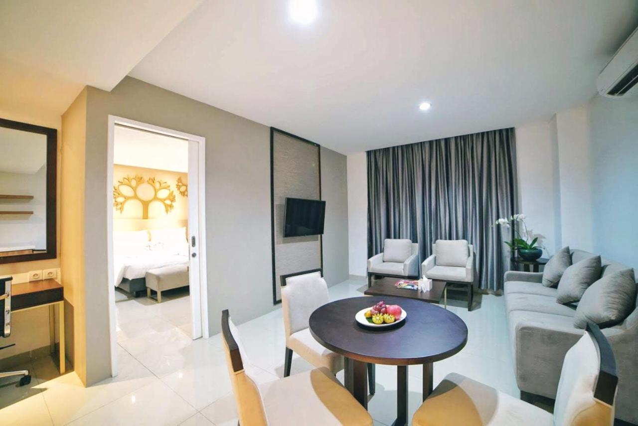 Palm Park Hotel Surabaya Ngoại thất bức ảnh