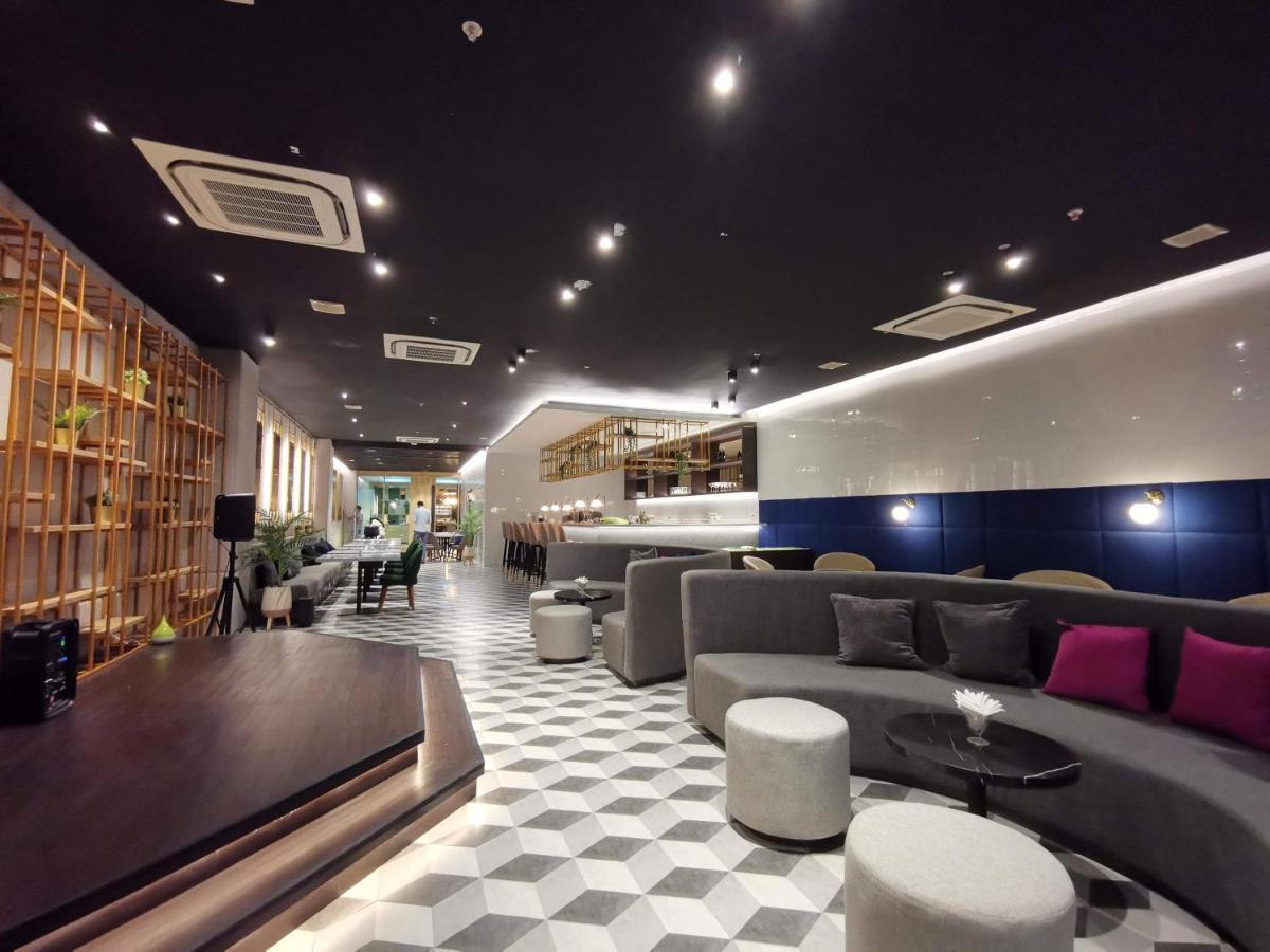 Palm Park Hotel Surabaya Ngoại thất bức ảnh