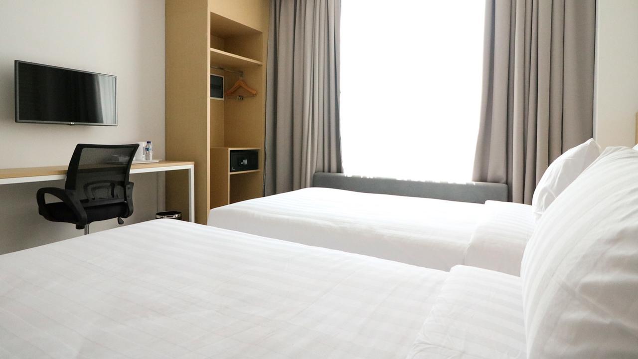 Palm Park Hotel Surabaya Ngoại thất bức ảnh