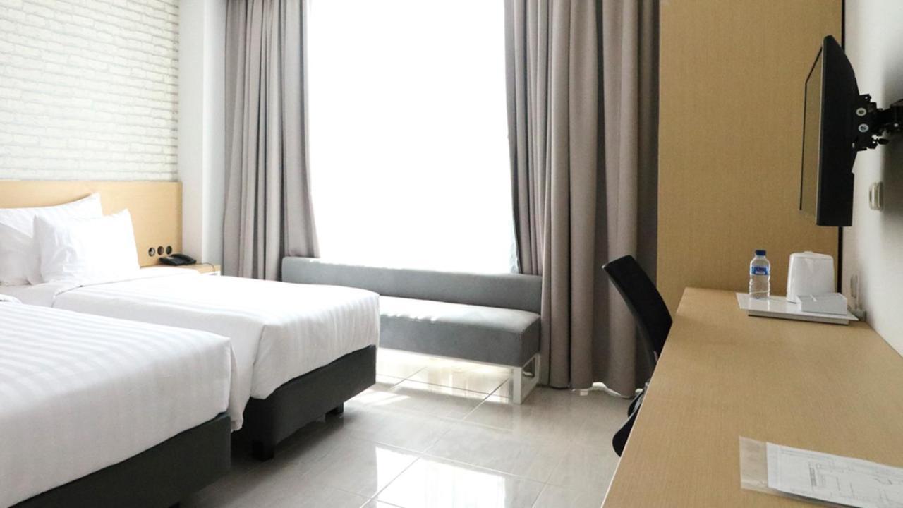 Palm Park Hotel Surabaya Ngoại thất bức ảnh