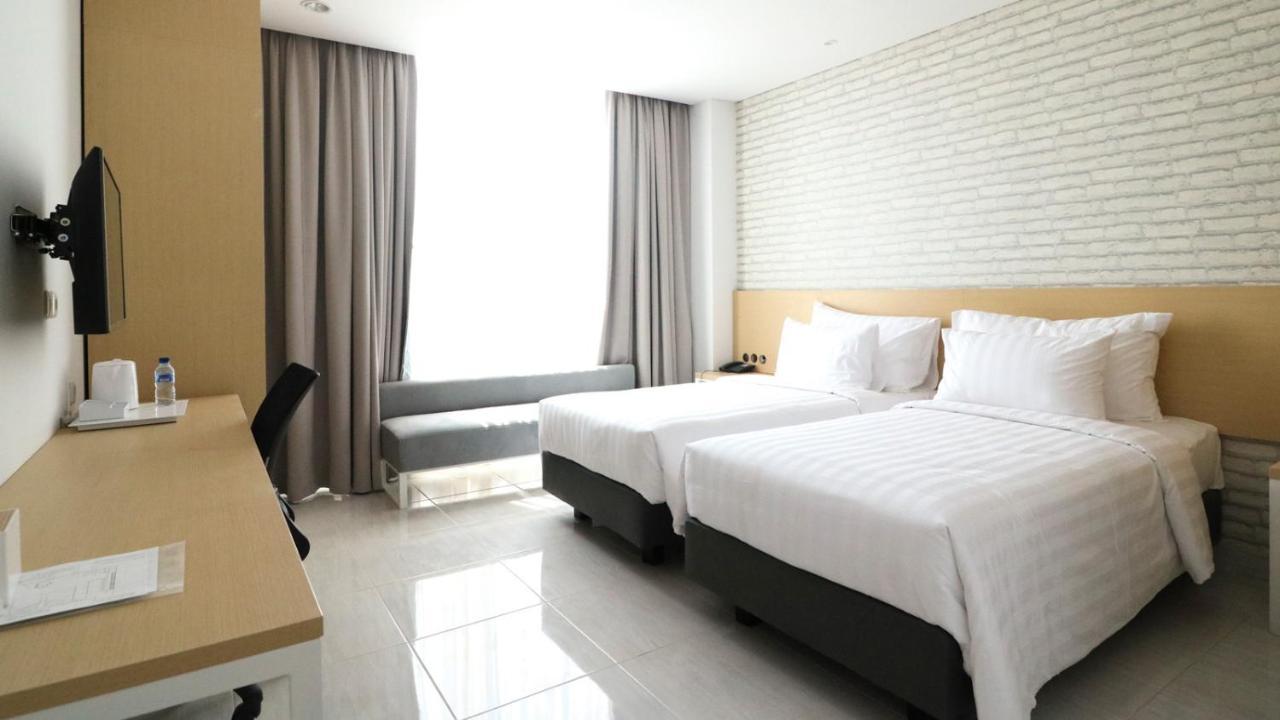 Palm Park Hotel Surabaya Ngoại thất bức ảnh