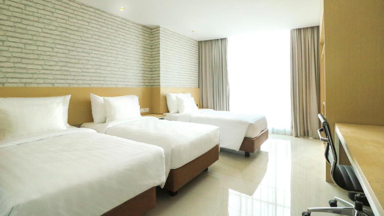 Palm Park Hotel Surabaya Ngoại thất bức ảnh