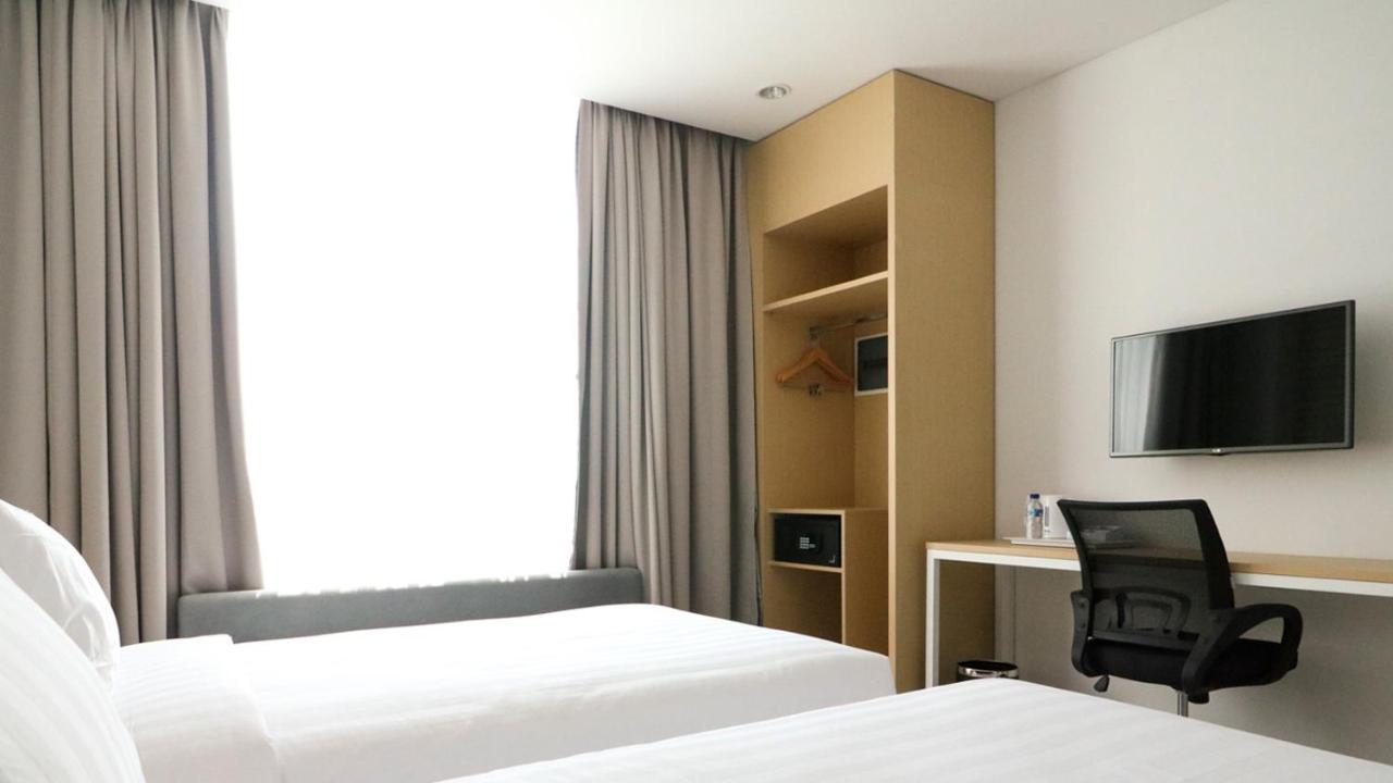 Palm Park Hotel Surabaya Ngoại thất bức ảnh