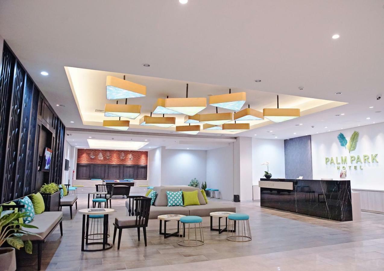 Palm Park Hotel Surabaya Ngoại thất bức ảnh