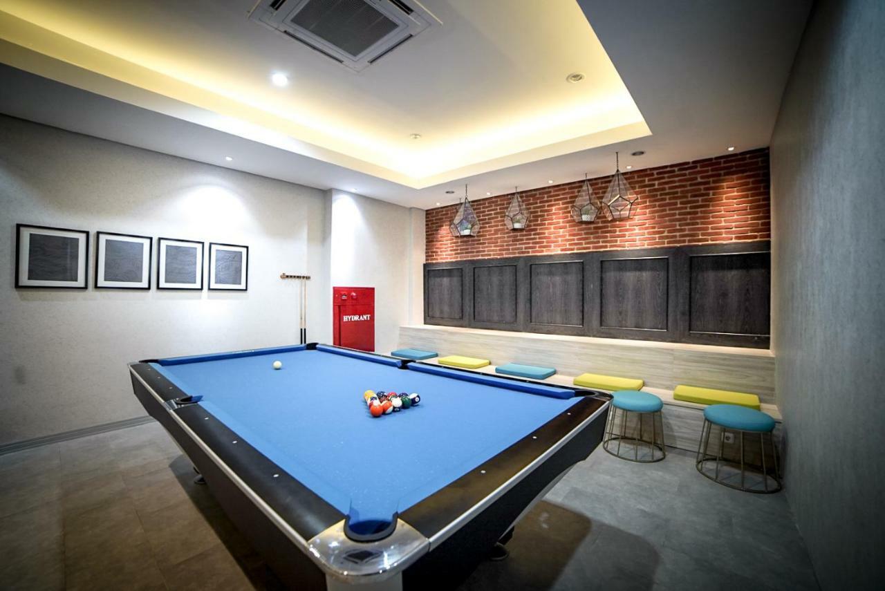 Palm Park Hotel Surabaya Ngoại thất bức ảnh